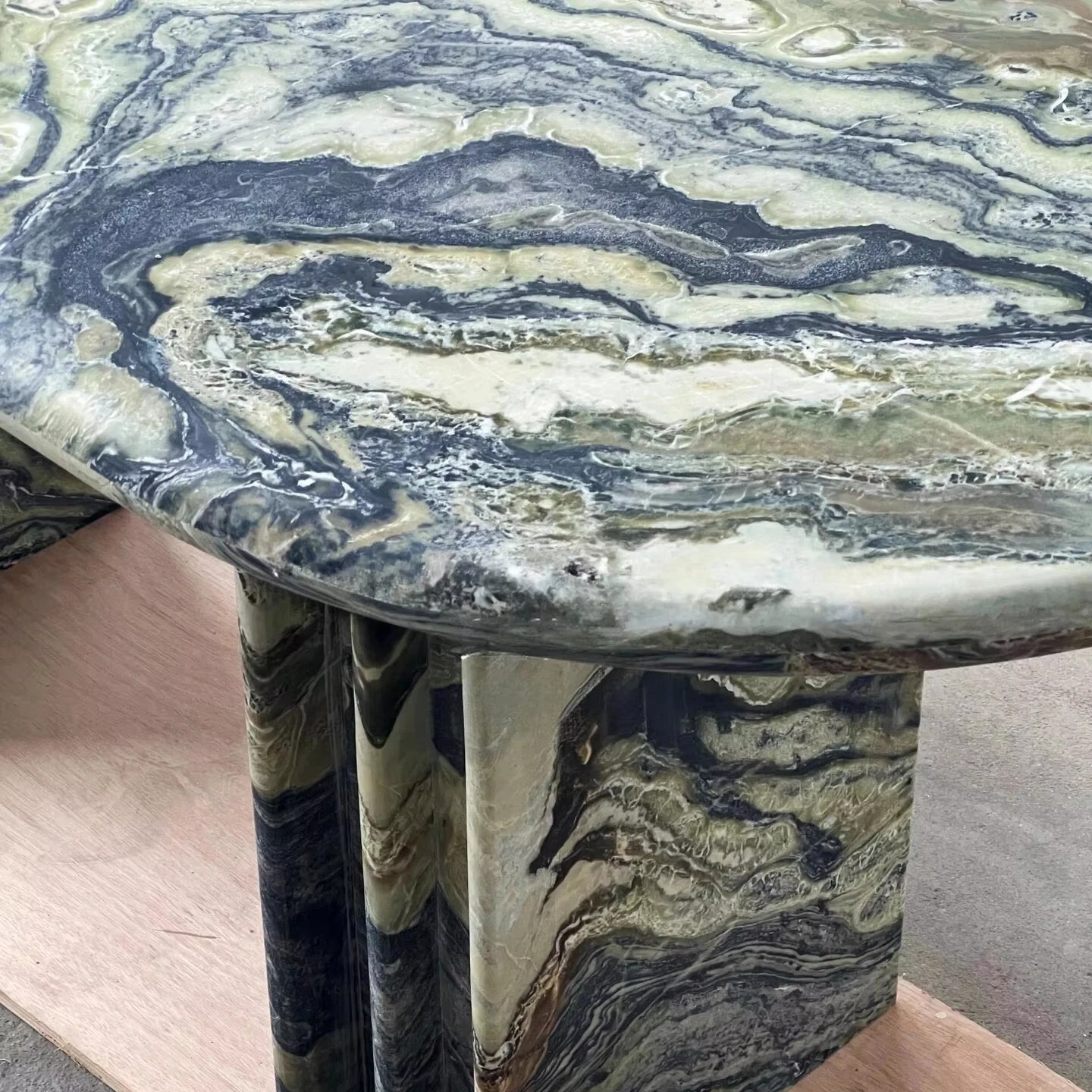 HZX Dark Green Marble Staircase Tile Luxury Natural Stone for Villa Decoration Tea Table Top Dining Outdoor Use for Hotels