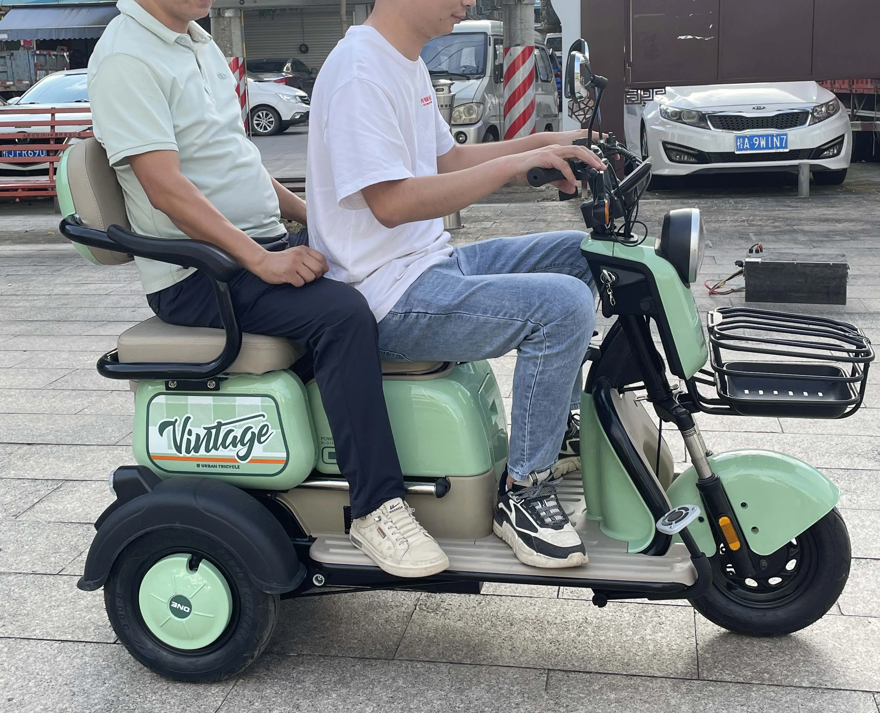 China-Made Leisure Electric Tricycle Open-Body 3-Wheel Rickshaw Cargo Bike for Adults with 48v 60v Options electric rickshaw