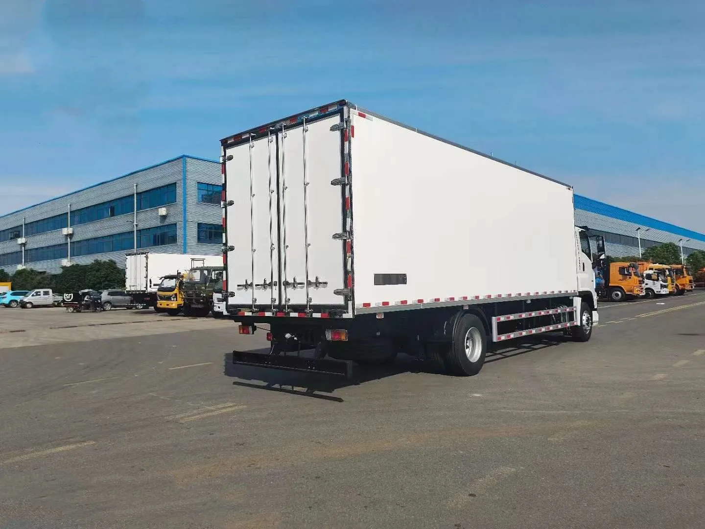 205hp Japan ISUZU Eu 6 Engine Fiberglass Color Plate Refrigerated Cargo Van Truck with Thermo King Refrigerating Unit