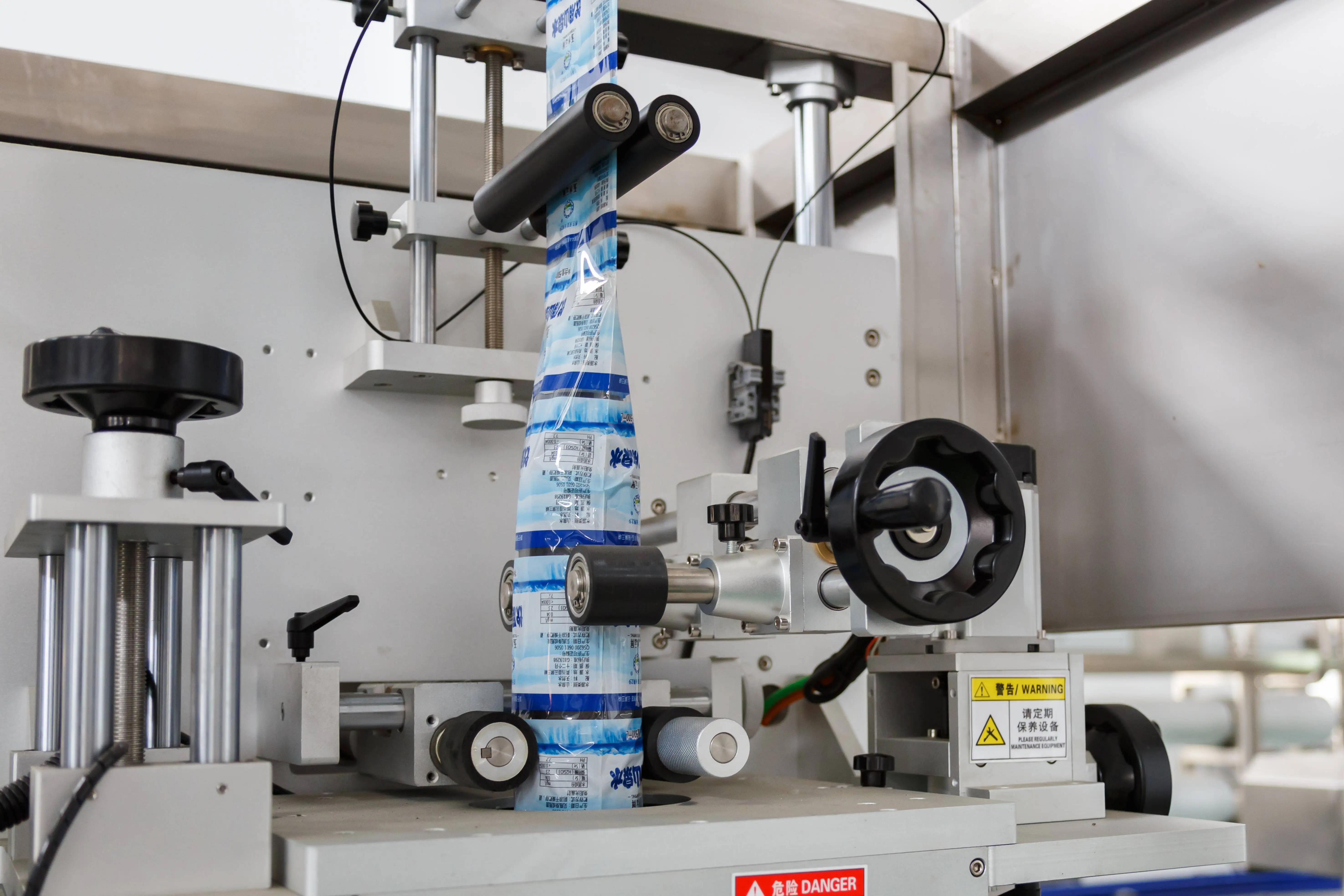 Easy To Use Automatic Drinking Water Bottle Heat PVC Label Applicator Shrink Sleeve Wrap Labeling Machine