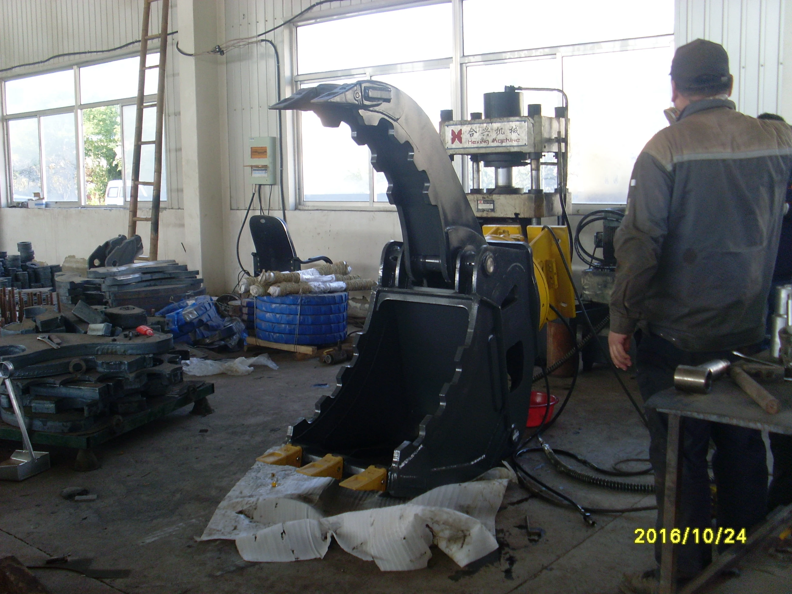 Q345B Mini Excavator Attachments Hydraulic Power Thumb Bucket