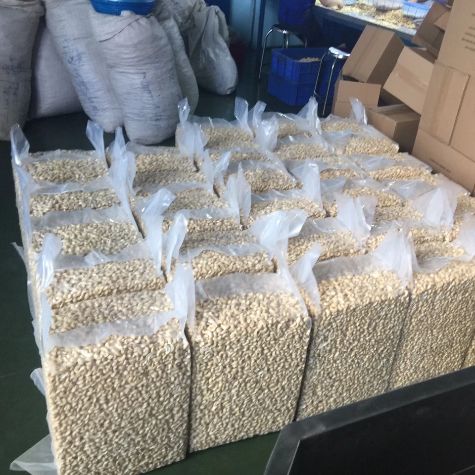 
Vietnam roasted cashew nuts from Phalco Company Cashew kernel  (50027374396)