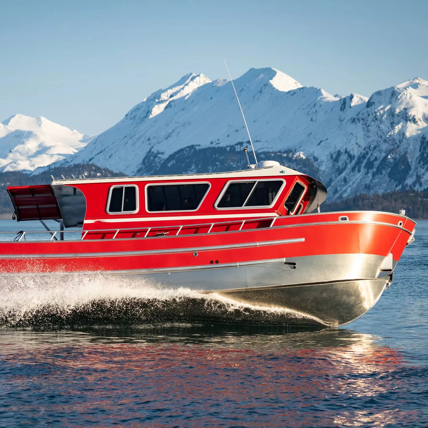 Роскошная полностью сварочная алюминиевая рыболовная лодка с твердым верхом и глубоким V каютом для продажи гребли