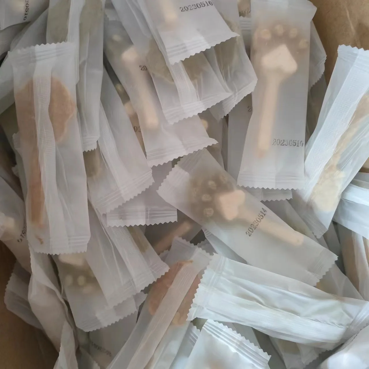 Wholesale Pet Freeze-Dried Cute Cat Paw Lollipops Snacks Pet Treats for Dogs Cats