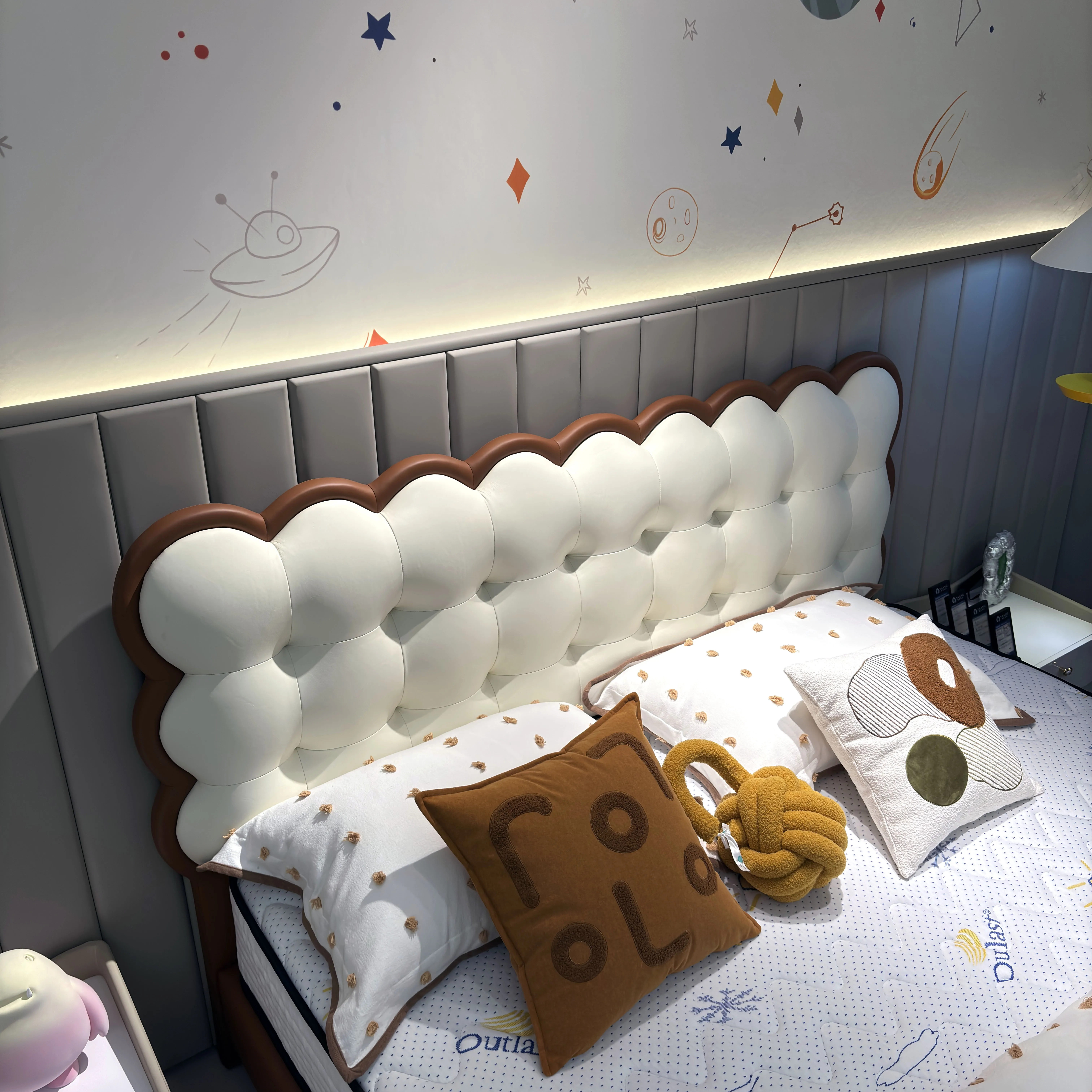 Modern King Size Soft Leather Bed with Solid Wood Frame Kids Bedroom Furniture Set for Girls & Children