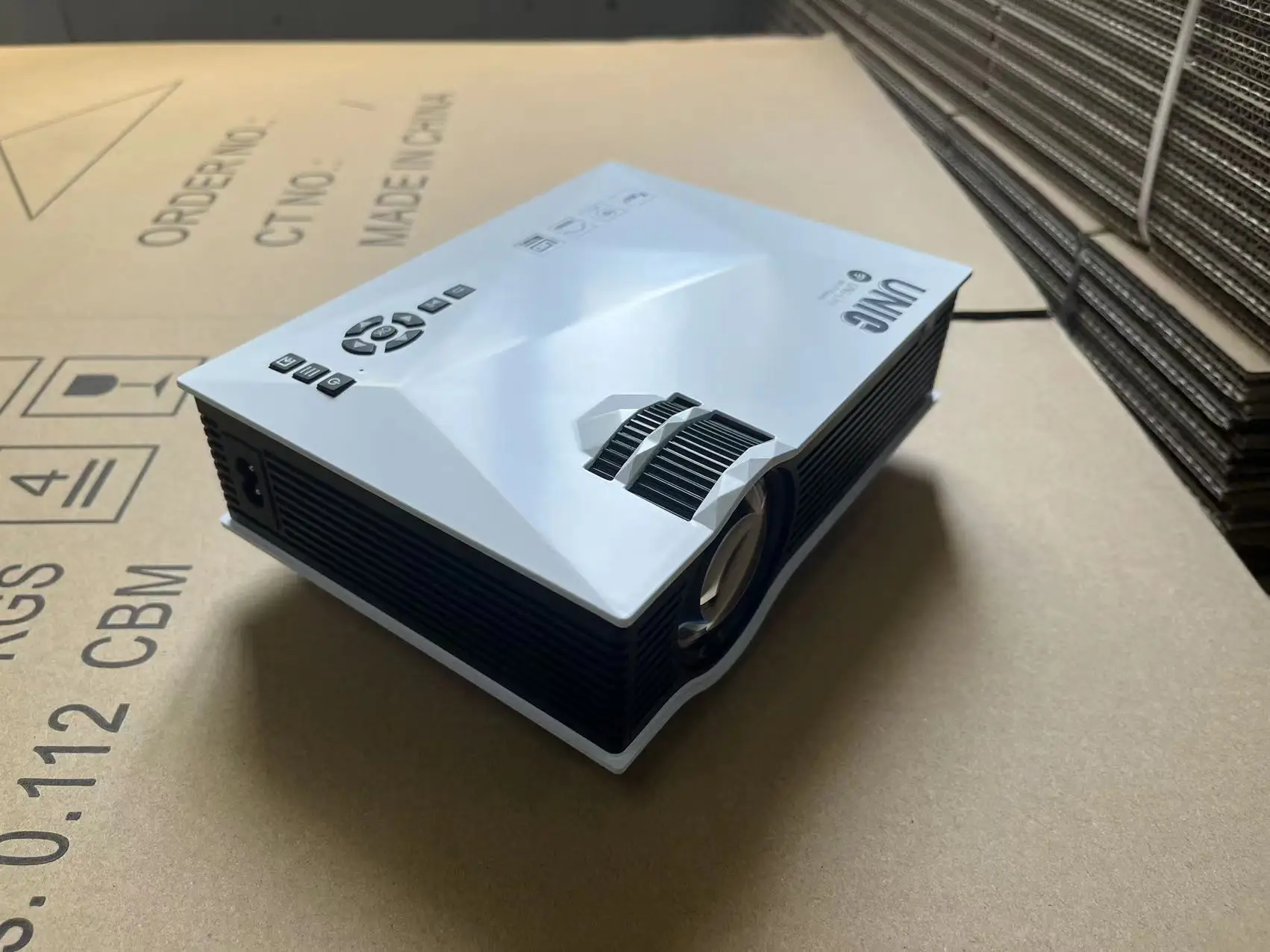 Unic only factory direct sale UC68S mirroring 1080P  smart android laser projector mobile phone proyector wirelles projection