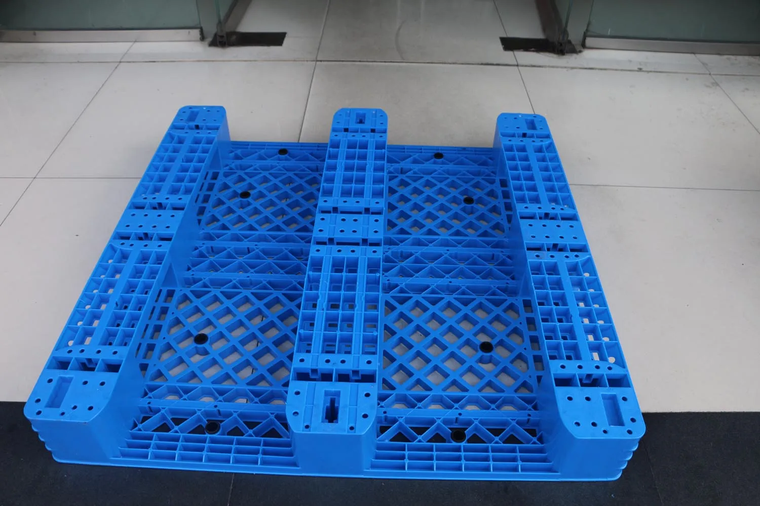 NEXARA Euro HDPE 15kg Single Faced Storage 4-Way Plastic Pallets Hot Selling 1111 1100*1100*150mm Grid Field Logistics Heavy
