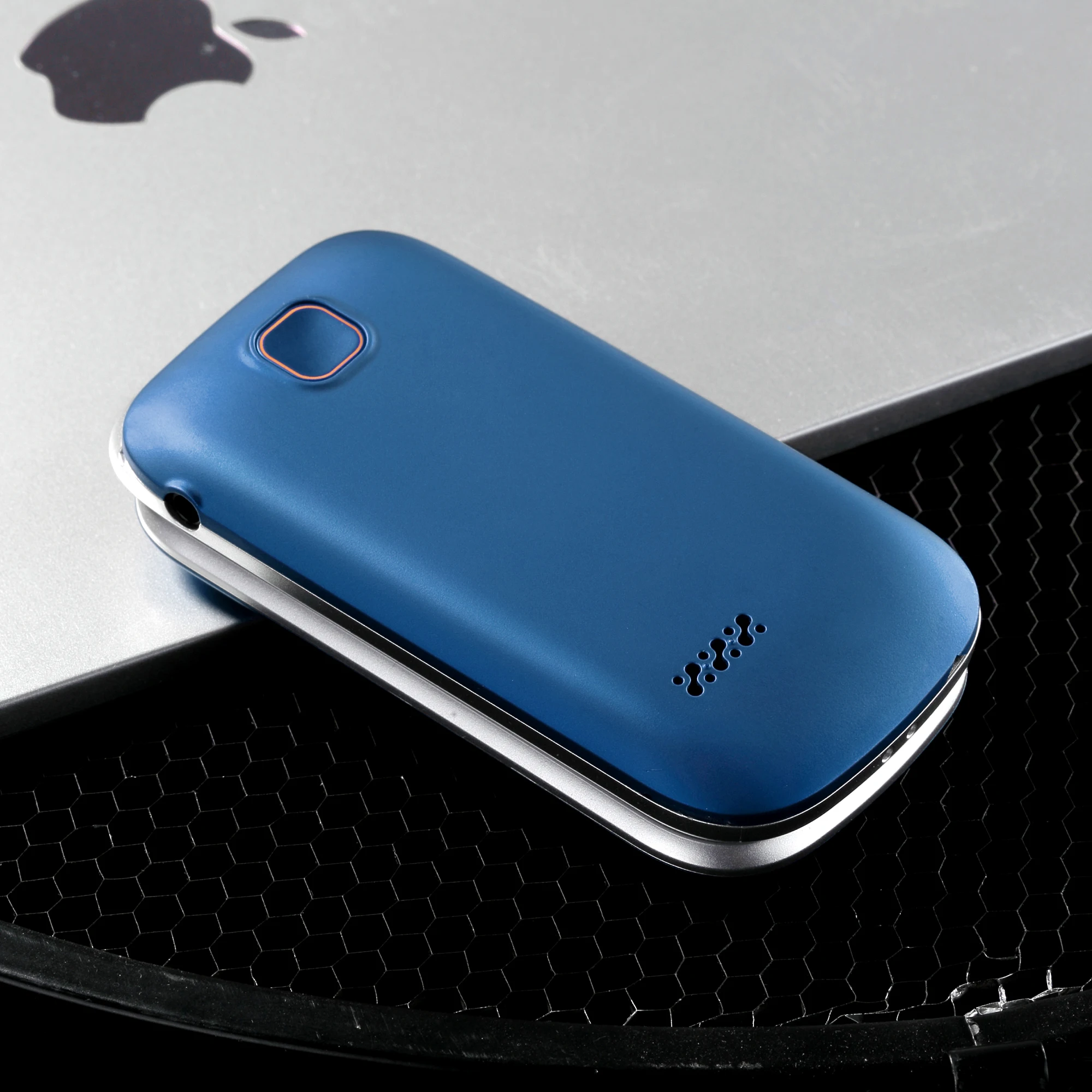 High contrast TFT color display 2 4 Flip Mobile Telephones with Extra loud ringtone Flashlight