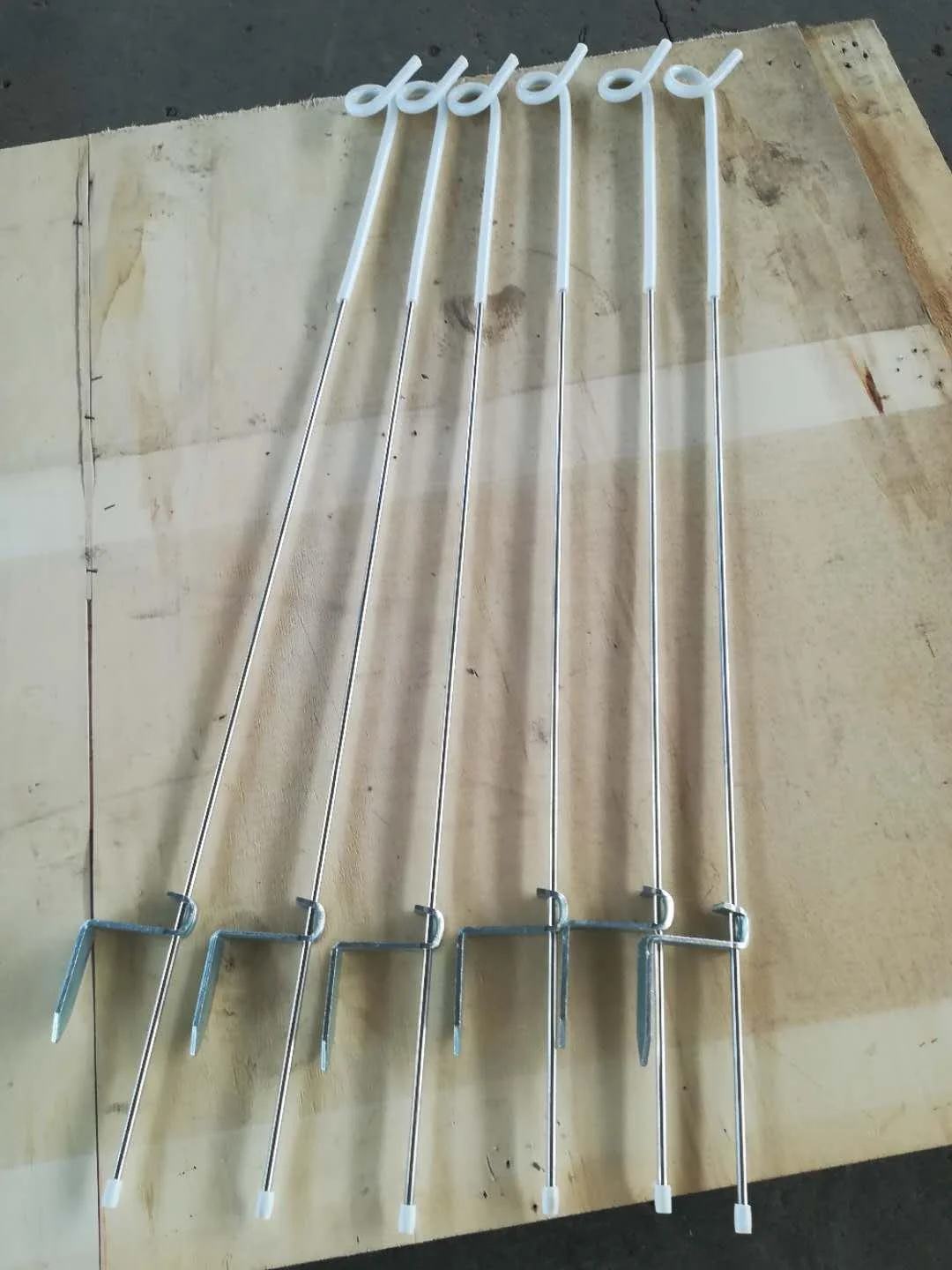 Custom Factory Galvanised Spring Steel Electric Fence Post for Pigtails & Electric Fencing Trellis & Gates