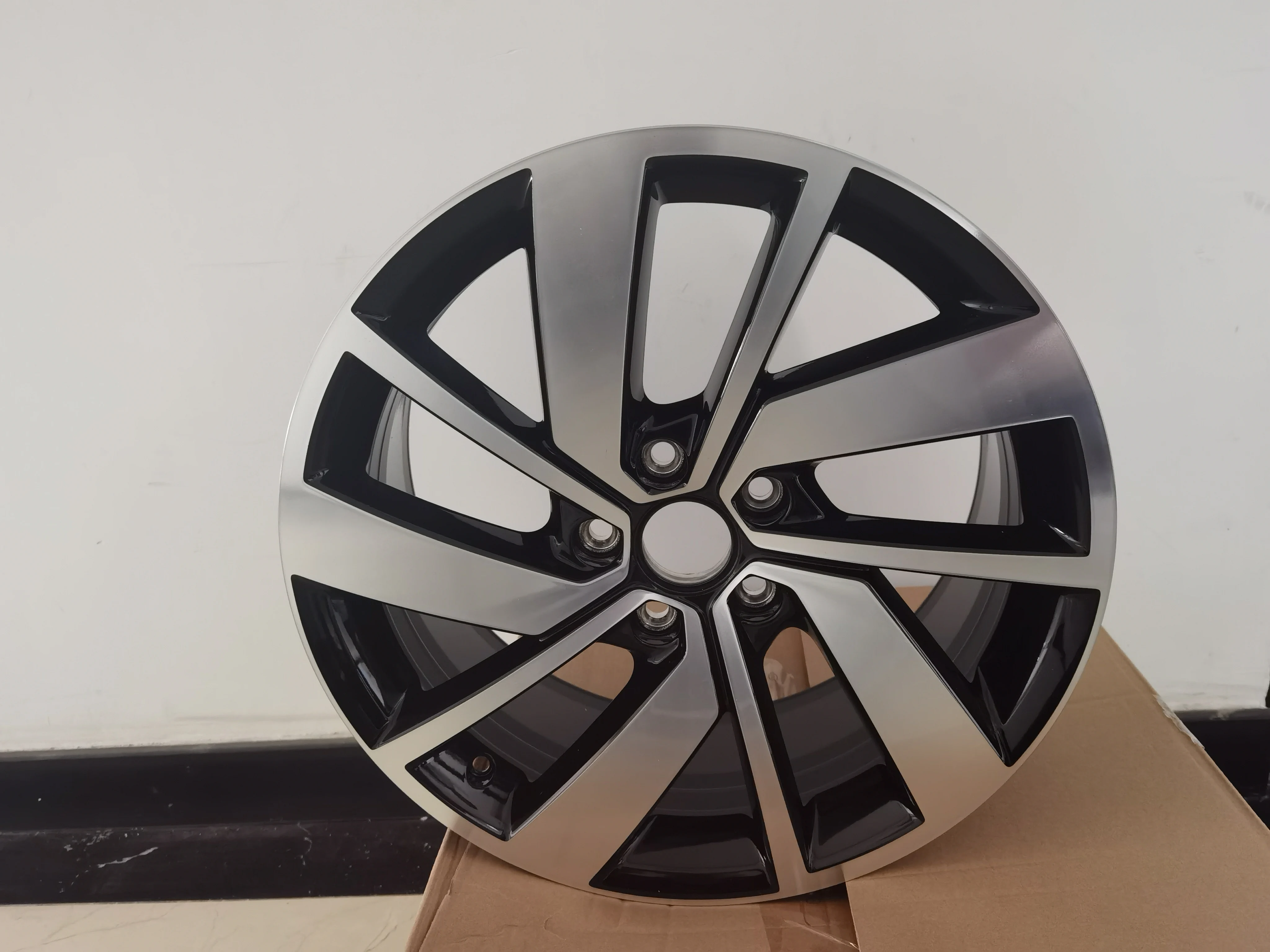 
Original factory brand new 18 inches wheel hub For Faw - volkswagen 19 20 new Sagitar flagship 