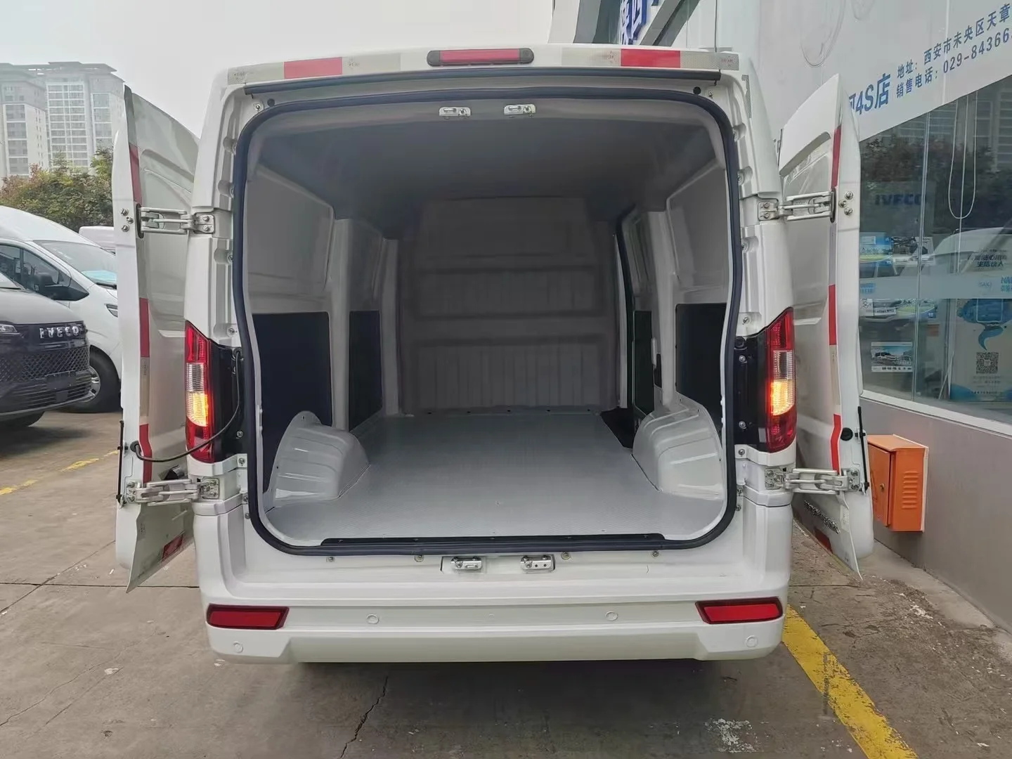 Ivecos YLD Enclosed Electric VAN Truck New Energy 4x4 210KM Range Hot Product with Low Price Promotion