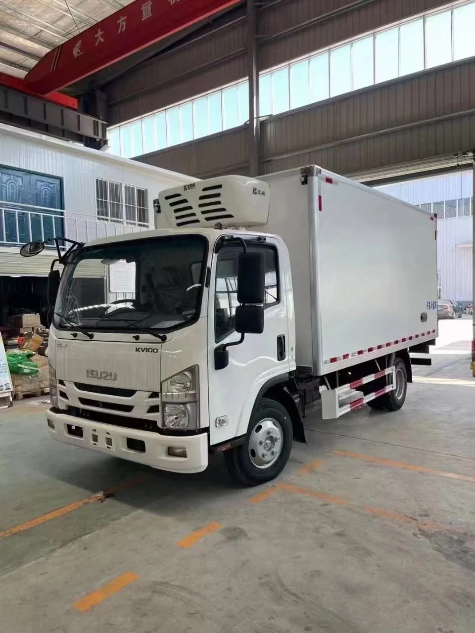 Hot sale Isuzu 4x2 5T freezer trucks refrigeration unit refrigerator truck