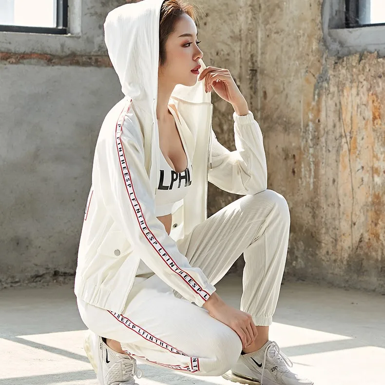 
High Quality Custom Logo Embroidery Full Zip Up Face Hoodies Workout Sports Windbreak Hoodies Joggers Sweatpants Sets For Women 