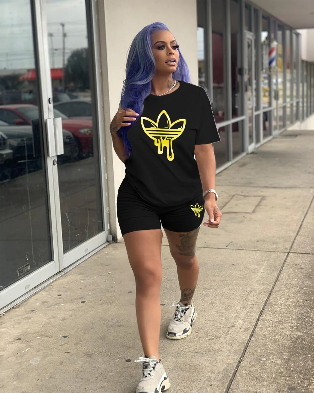 Two piece set of short sleeve short sleeve shorts printed with solid color pattern