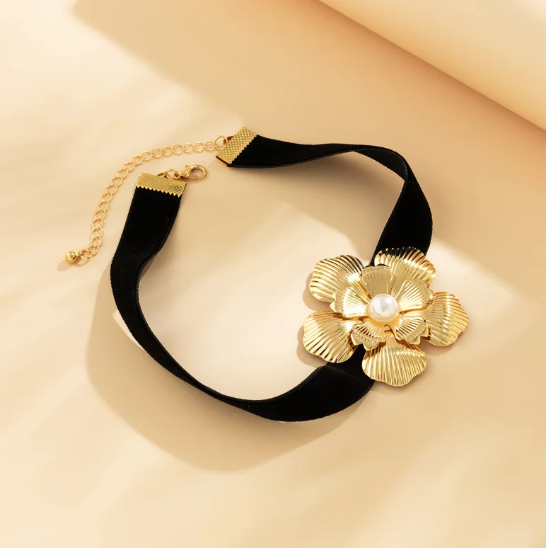 Vintage Metal Gold Color Rose Flower Black Korean Velvet Choker Necklace for Women Elegant Imitation Pearl Collar