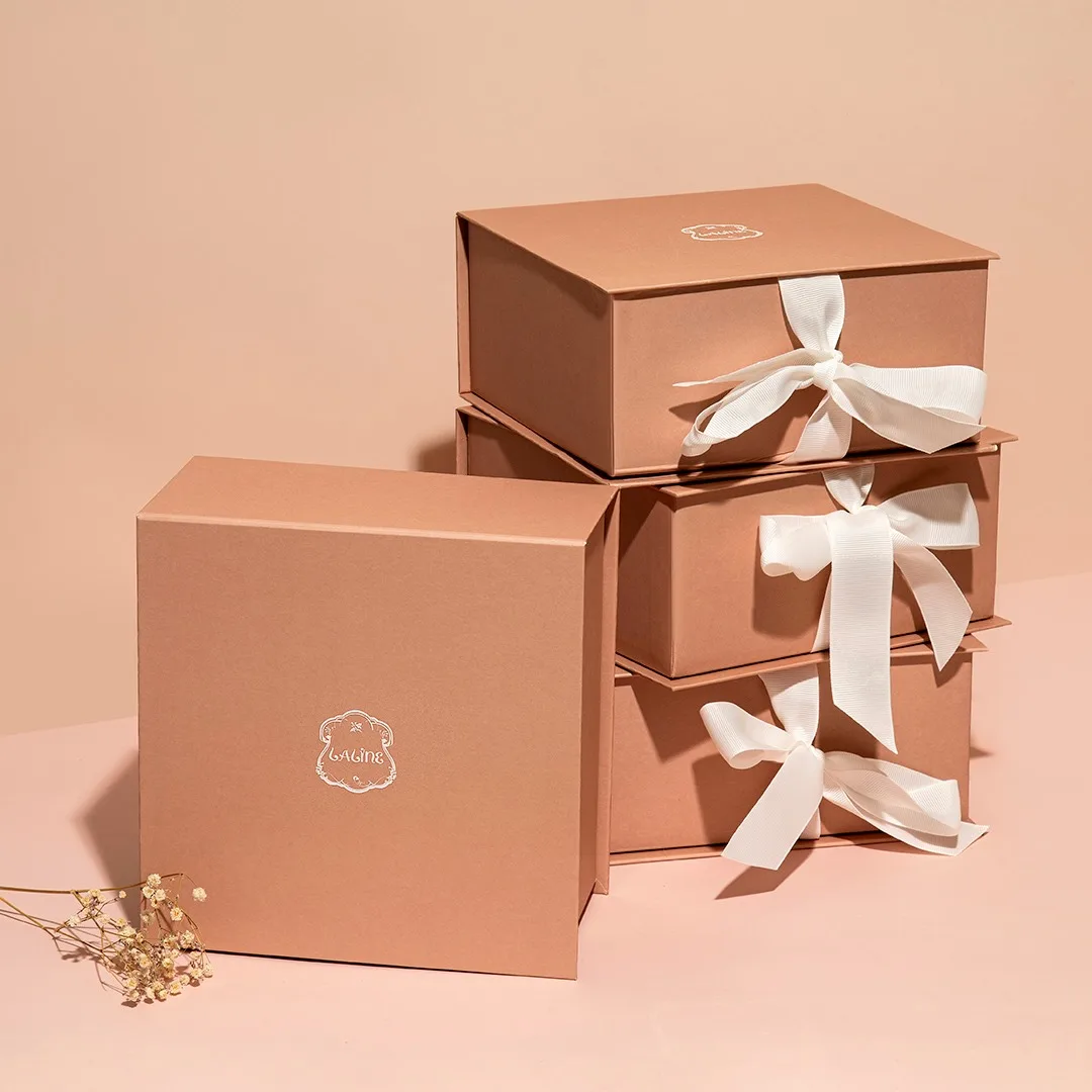 easy to use and folding box M with white ribbon