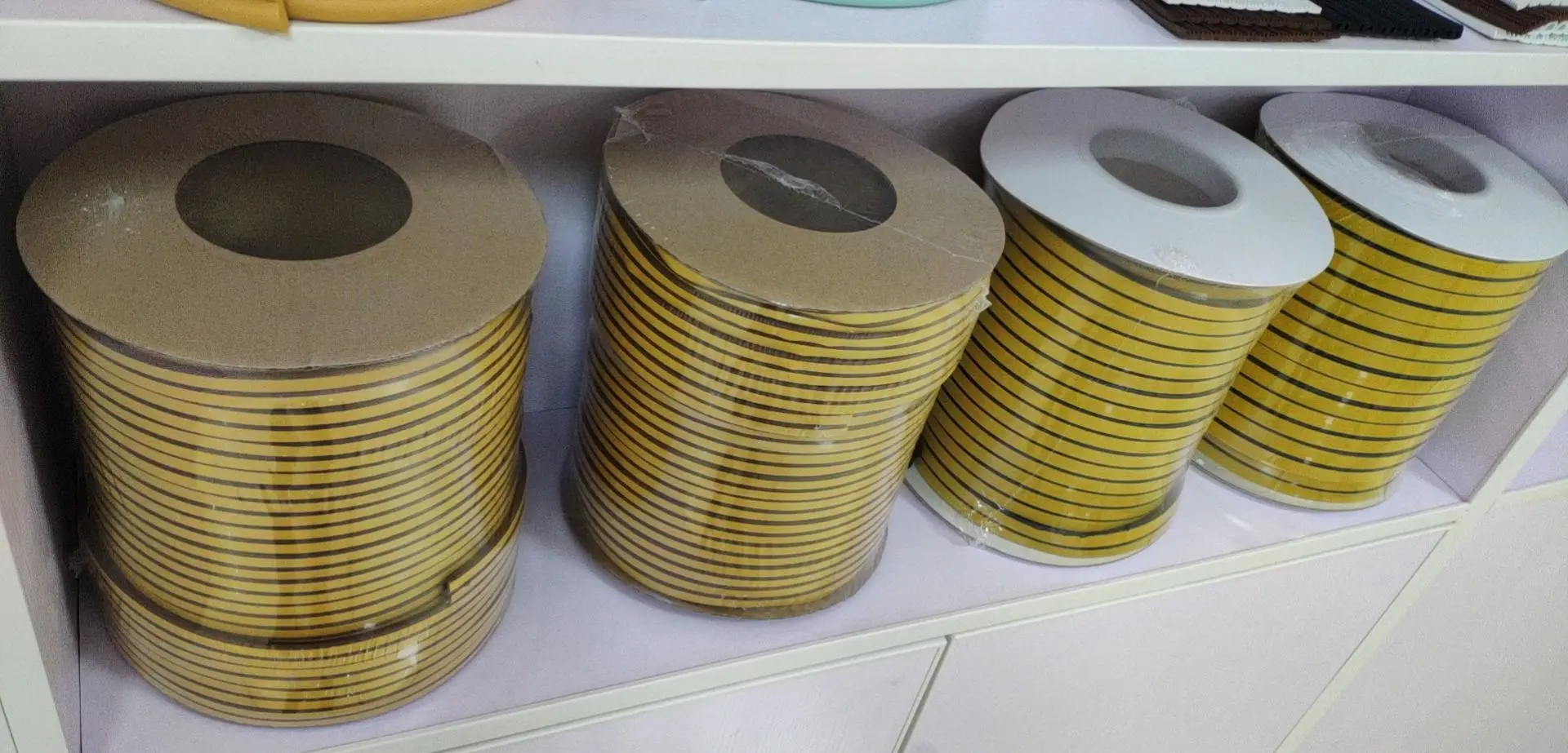 Soundproof EPDM Self Adhesive Foam Sponge Roam Rubber Seal Strip for Door and Wind