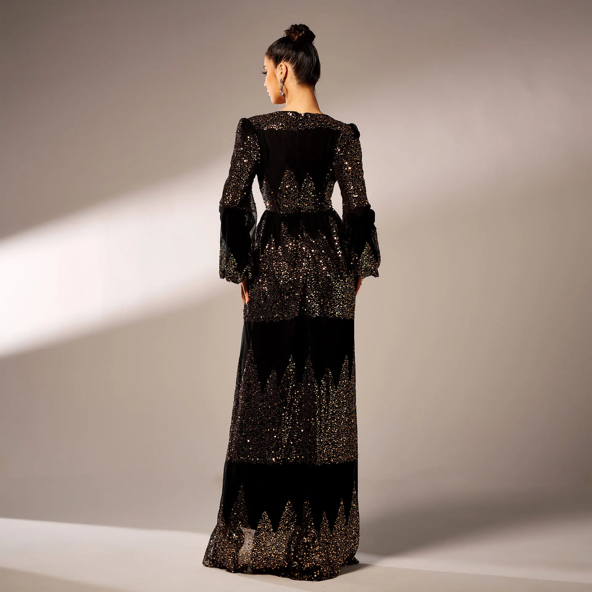 2025 High-End Black Evening Dress Long-Sleeved V-Neck with High-Waist Slit Floor-Length Sequin Banquet Dress for Parties