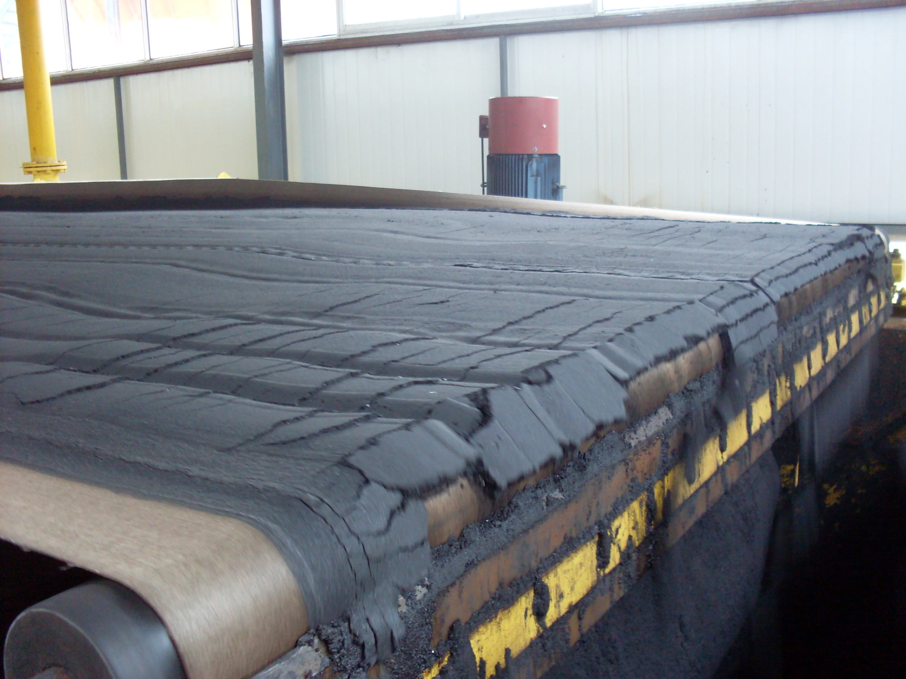 Horizontal rubber belt vacuum filter for potassium salts