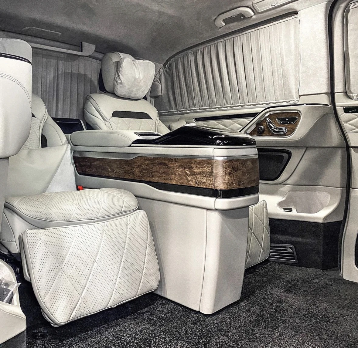 Luxury secretary seat, interior suit of commercial vehicle,Cut off the TV, coffee machine and refrigerator. for BENZ Vclass v300