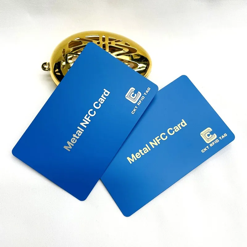 Цветная металлическая NFC-карта с гравировкой золотого или серебряного логотипа для