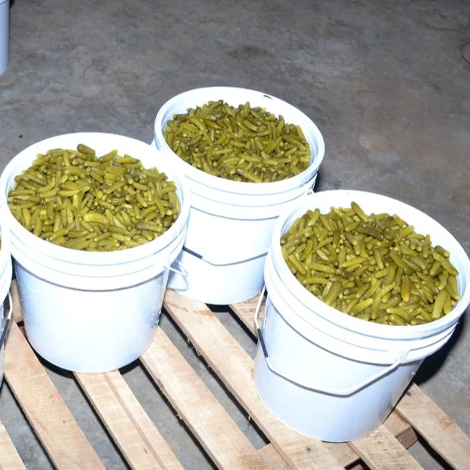 Пластиковые ведра в перьях