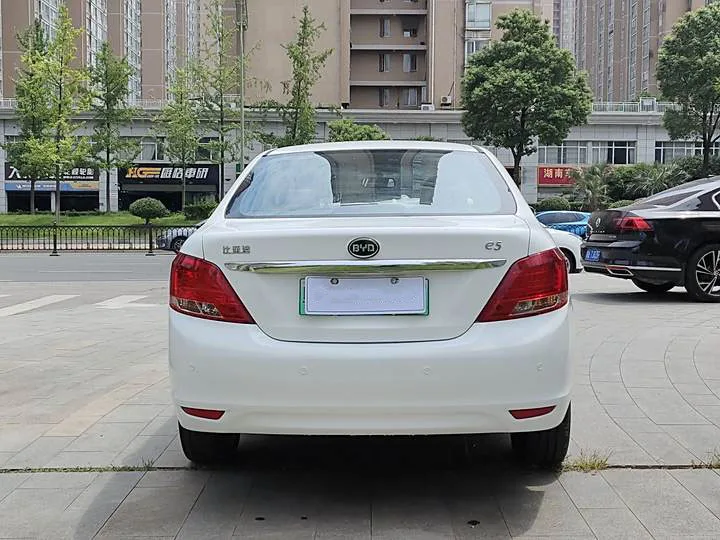 Подерженный автомобиль BYD E5 работающий в режиме онлайн с односкоростным чистым электрическим 2019 компактный