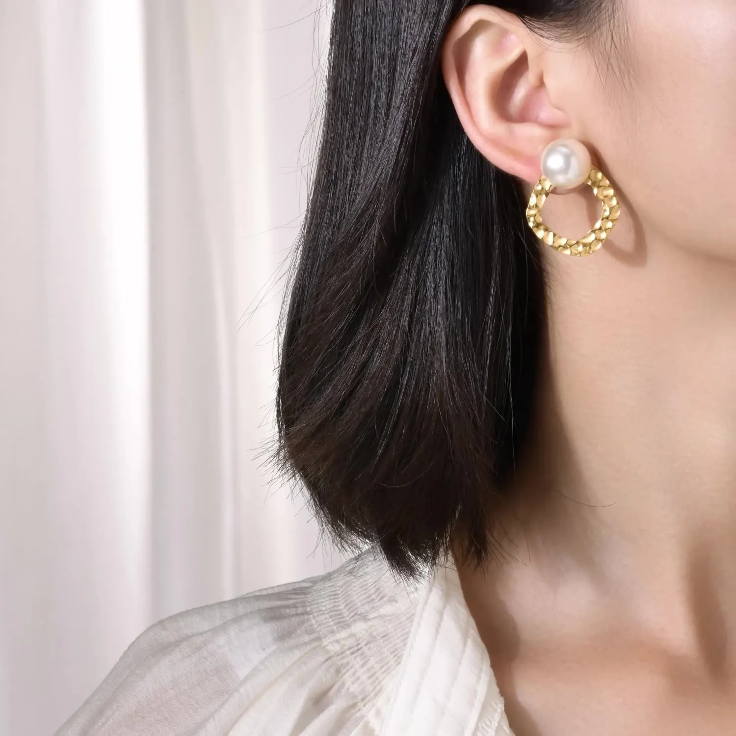 European Simple gold plated 18k gold plated stainless steel jewelry imitation pearl geometric embossed earrings