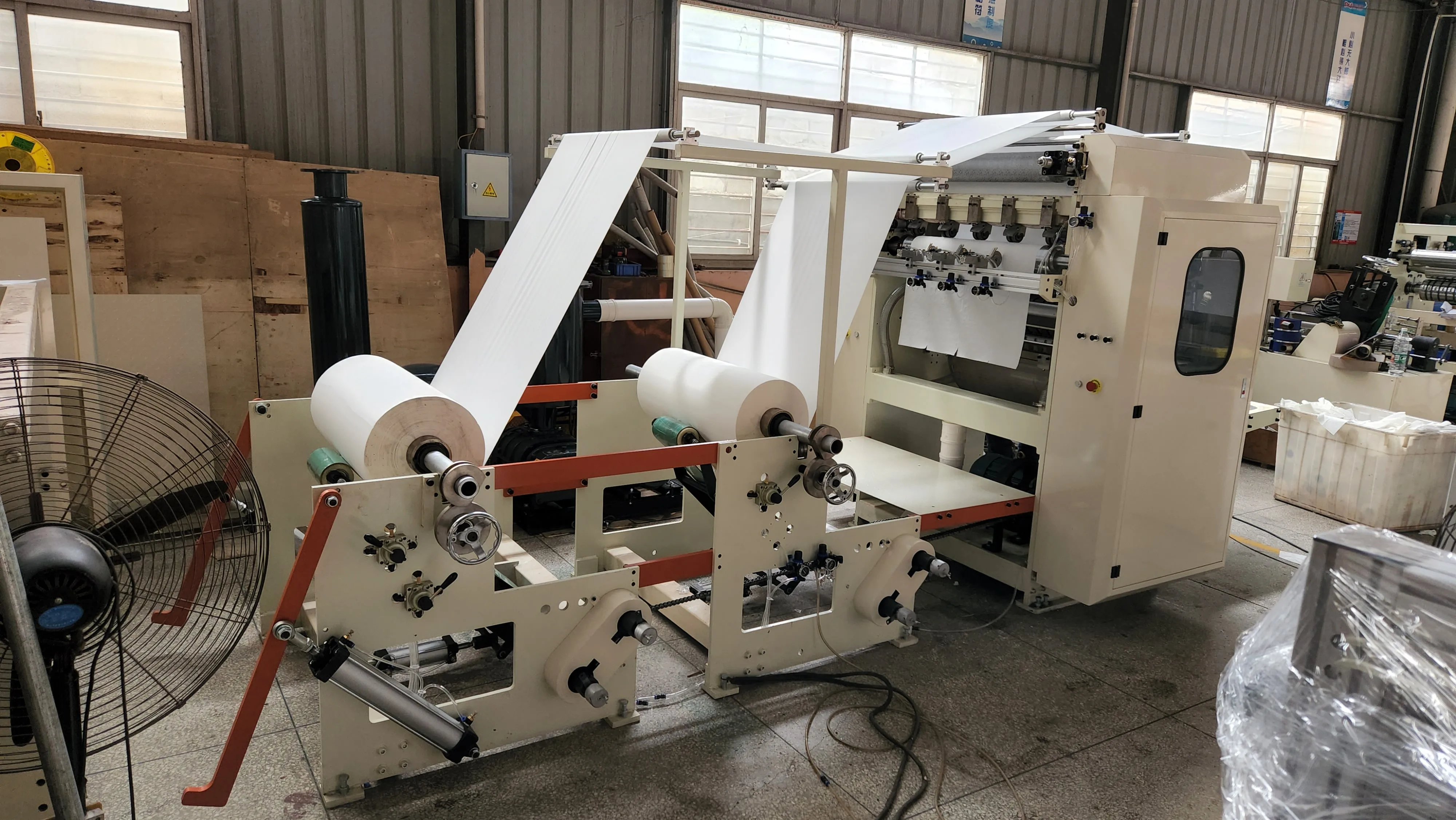 Сложенная машина для бумажных полотенец и салфеток для лица