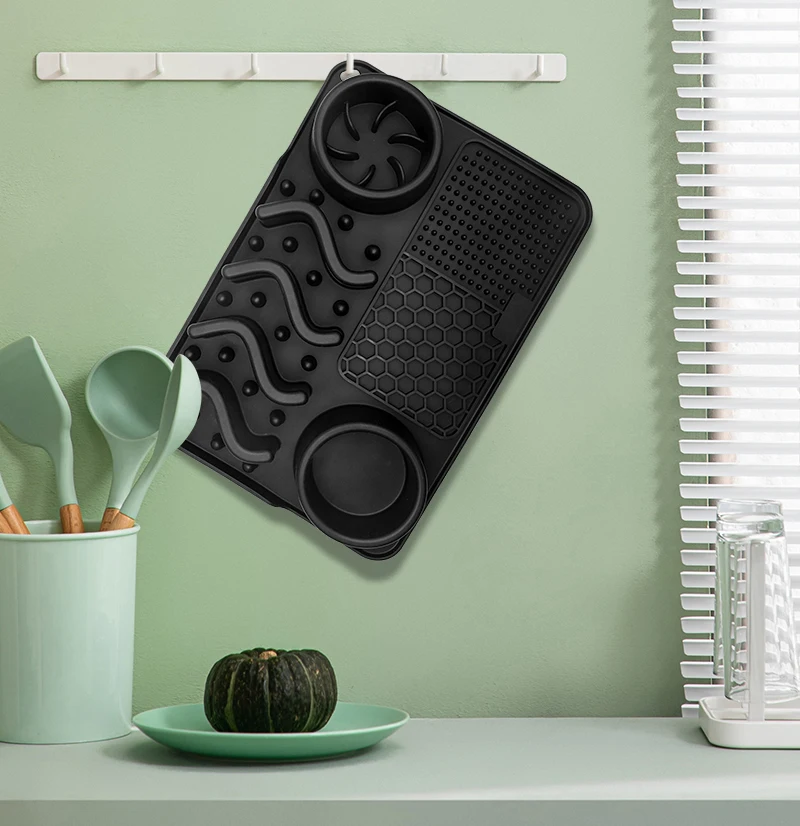 Free Sample All-in-one Non-slip Food Pad Water Slow Feeder Placemat Pet Lick Mat Food Grade Silicone Dog Food Bowl Mat