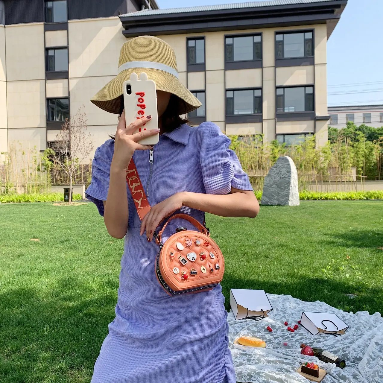 OLAF Factory 2023 Trendy Fashion Ladies Lingge Rivet Small Round Bag 2023 New Trendy Cartoon Badge Shoulder Bag