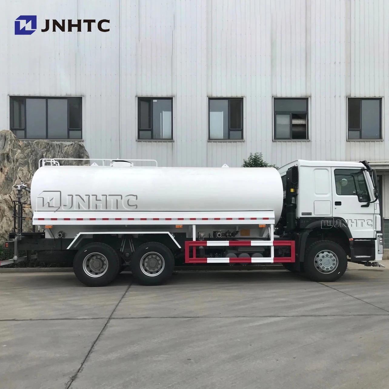 Sinotruk Howo цена танкер для питьевой воды распыляющий воду грузовик с насосом HOWO 6x4 Автоцистерна