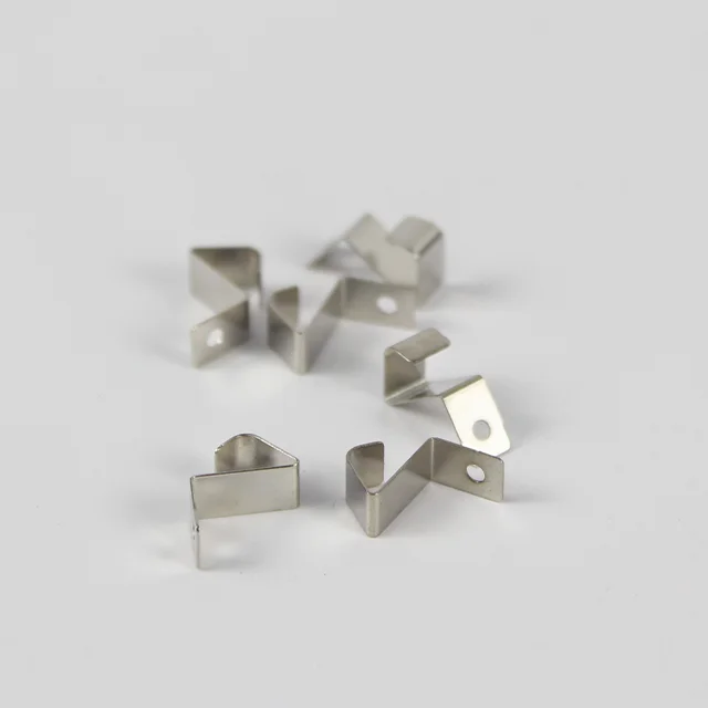Изготовленный на заказ 304 зажим из нержавеющей стали CNC изгиб и штамповка листового металла декоративный для ящика части батареи шрапнель