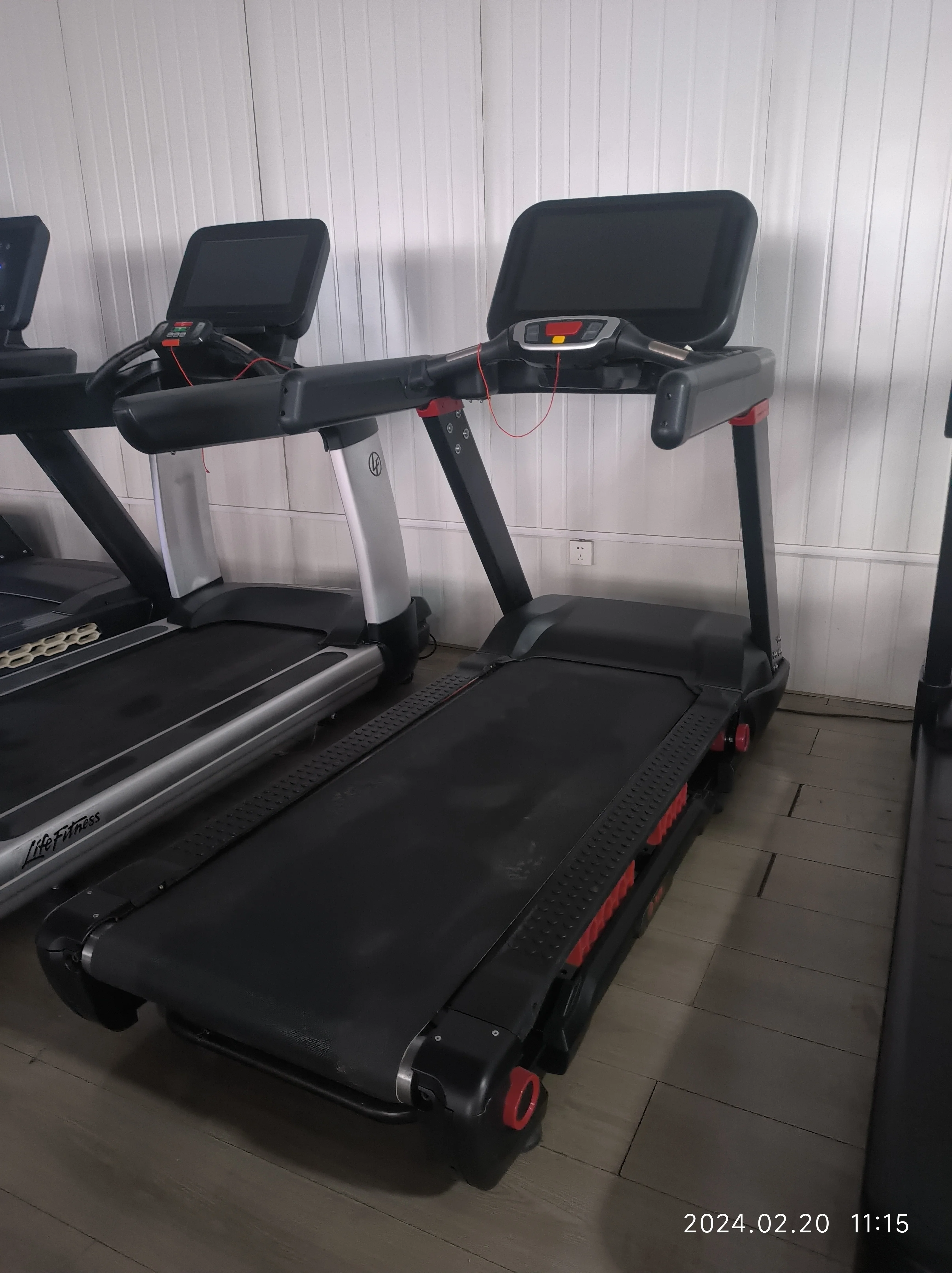 Customized protect knees shock absorbing commercial electric treadmill with  heart rate function running machine with APP