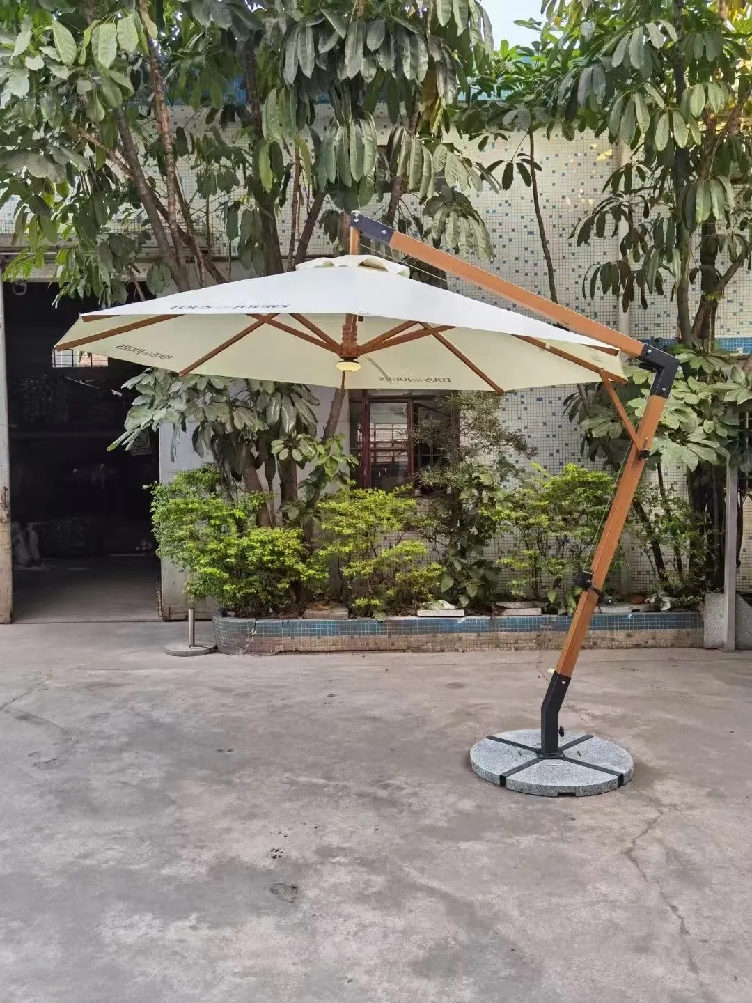 Modern Luxury Design Garden Big Square Wooden Hanging Cantilever Umbrella for Outdoor Hotel Courtyard School Use Made of Metal
