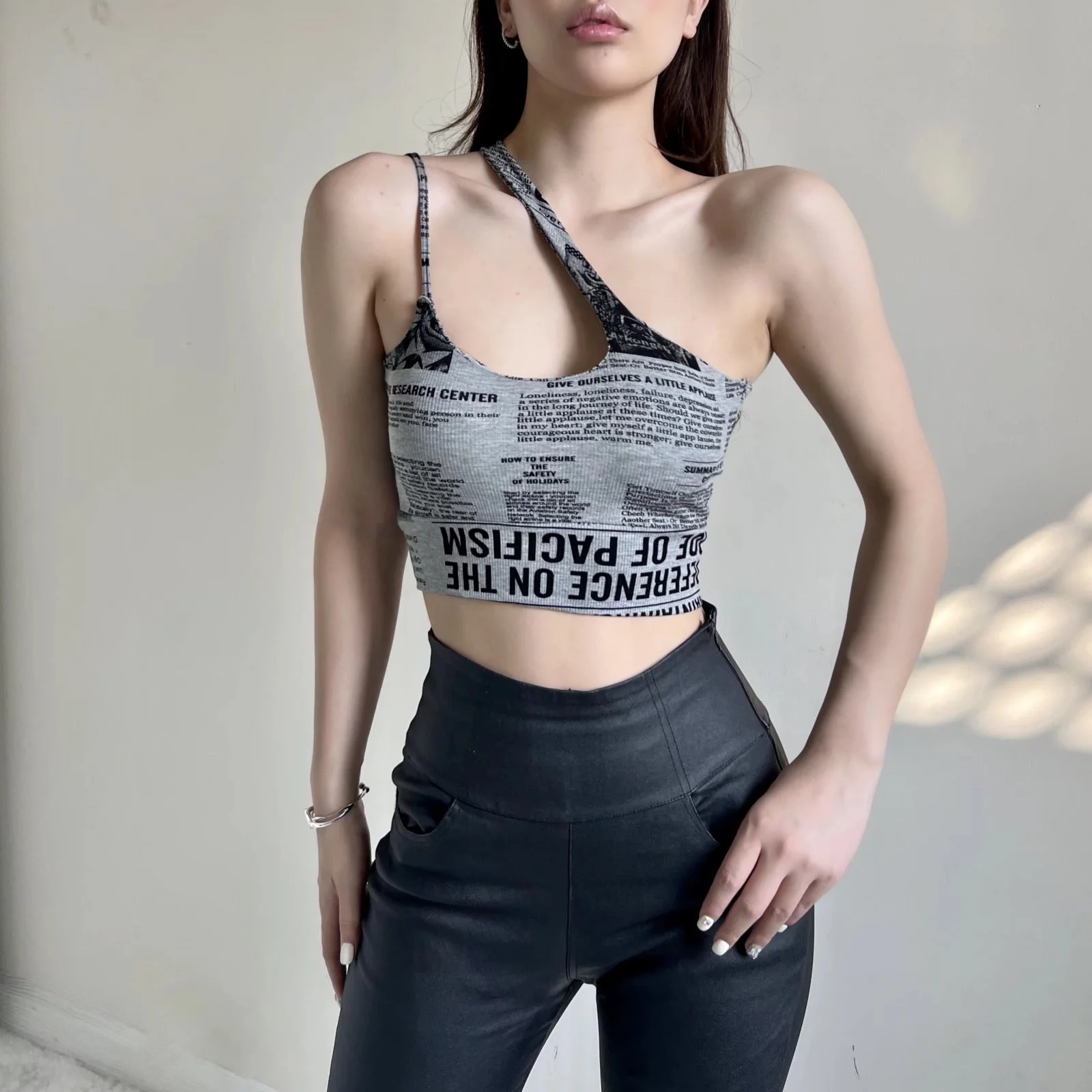 Newspaper design one shoulder strap ribbed yoga fitness breathable body shape cup support athletic bra