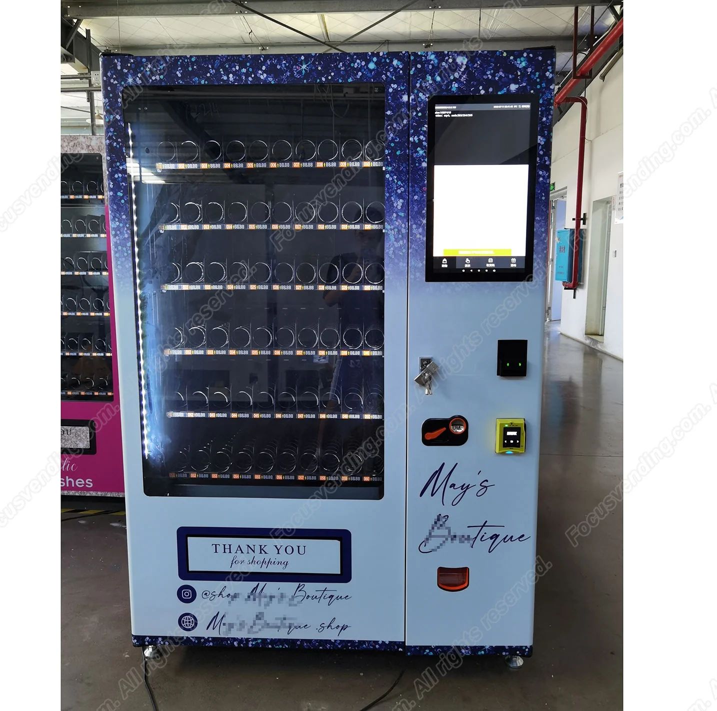 Новый торговый автомат для косметики с бесплатной