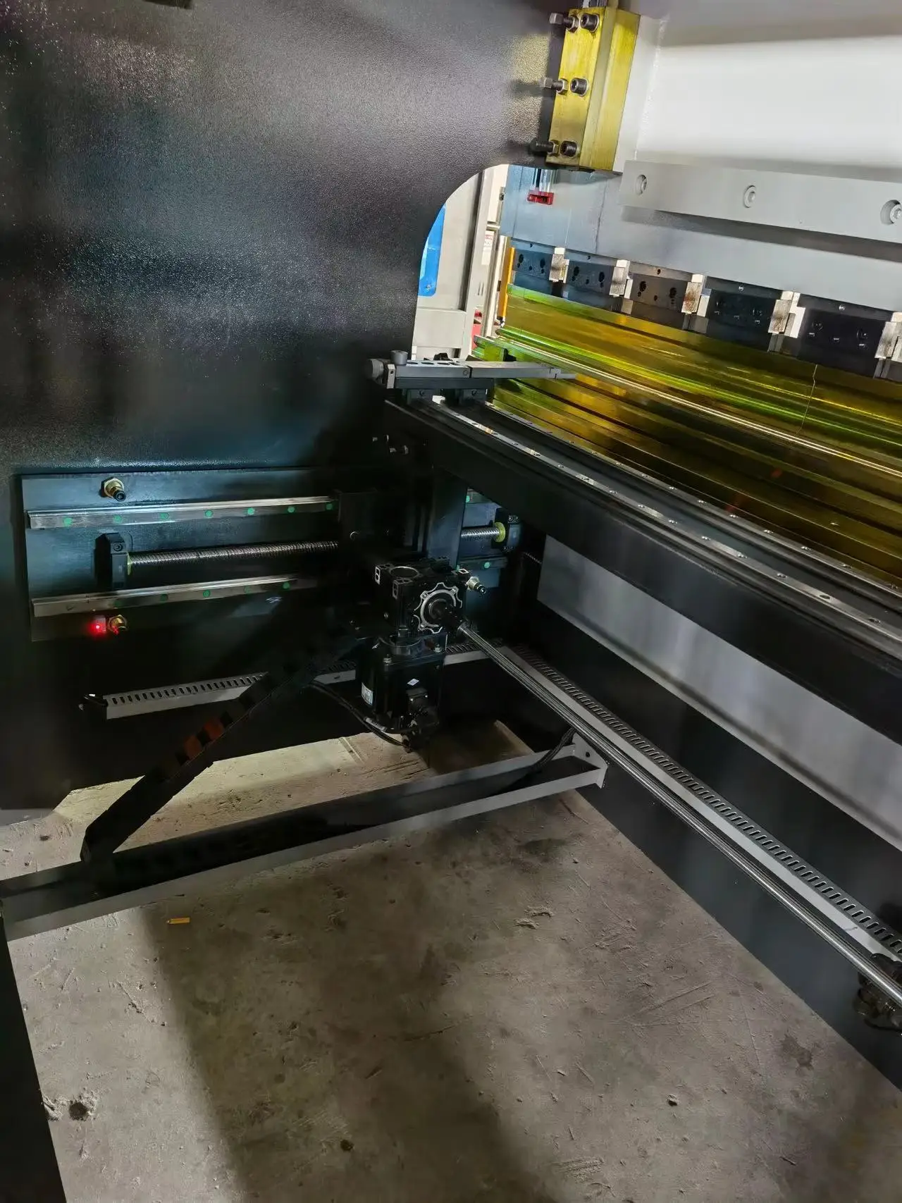 Factory DA53T 125T 3200 CNC hydraulic press brake pipe  bending machine metal  hydraulic press brake machine dies