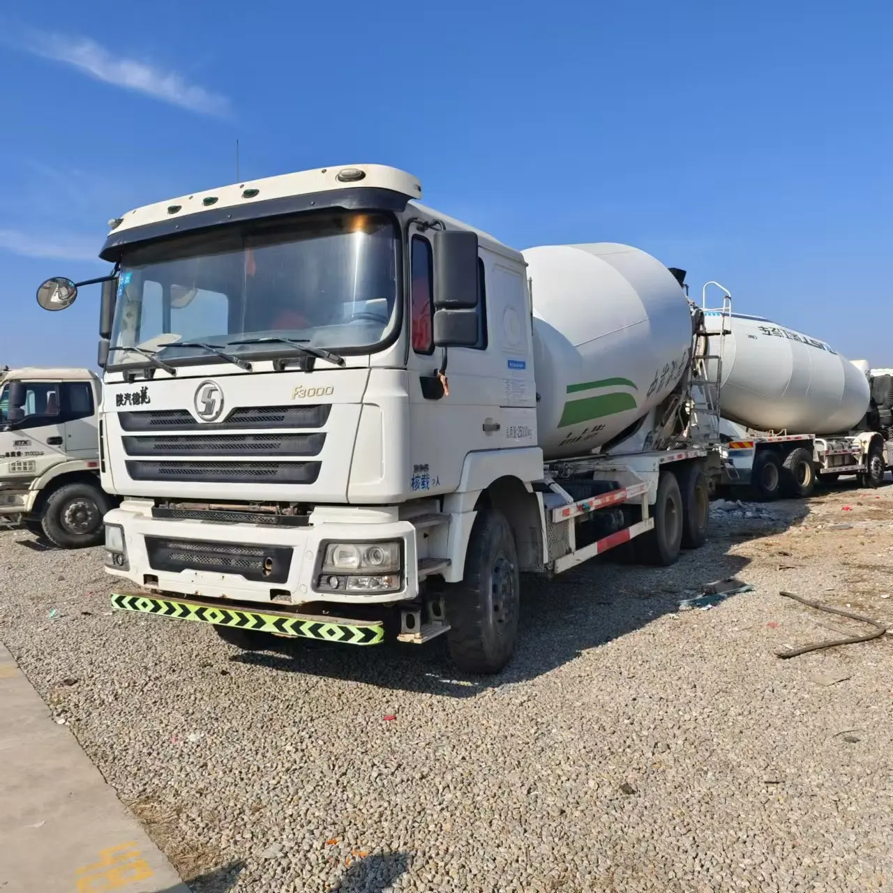 sells hot selling heavy-duty truck HOWO concrete Cement Mixer Truck Electric 6x4 /8X4Self Loading MobileConcreteMixer Truck