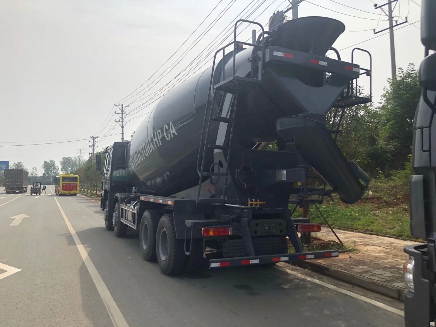  Высококачественные износостойкие стальные цементные смесители HOWO 8x4 18 м3 по низкой