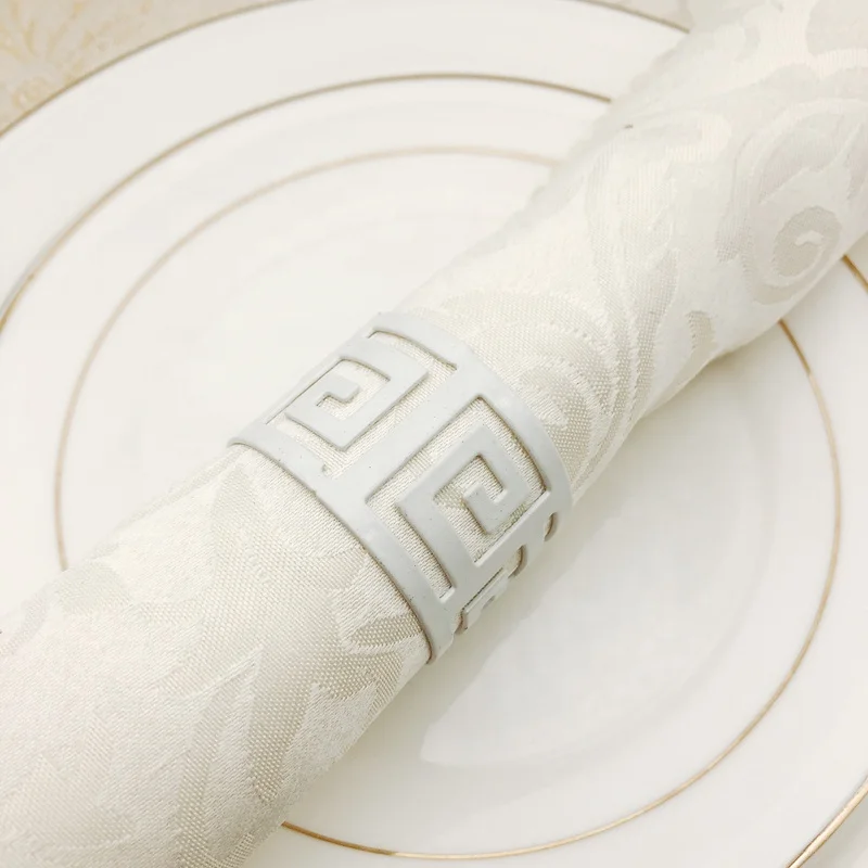 Stock Cheap Colored Hollow Napkin Holder Metal Wedding Napkin Rings Festival Party Napkin Buckle for Table Decoration HWM03