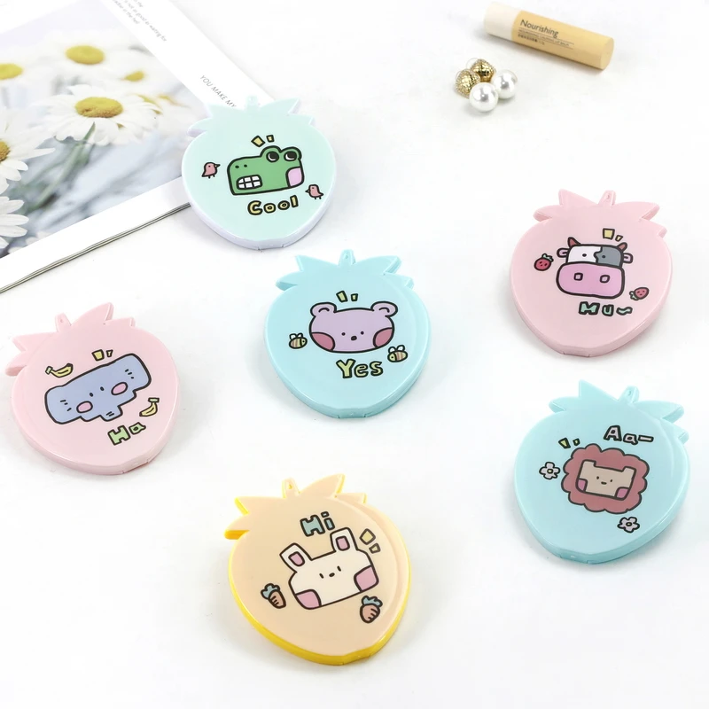 Индивидуальное красочное пластиковое милое косметическое зеркало в форме клубники с расческой