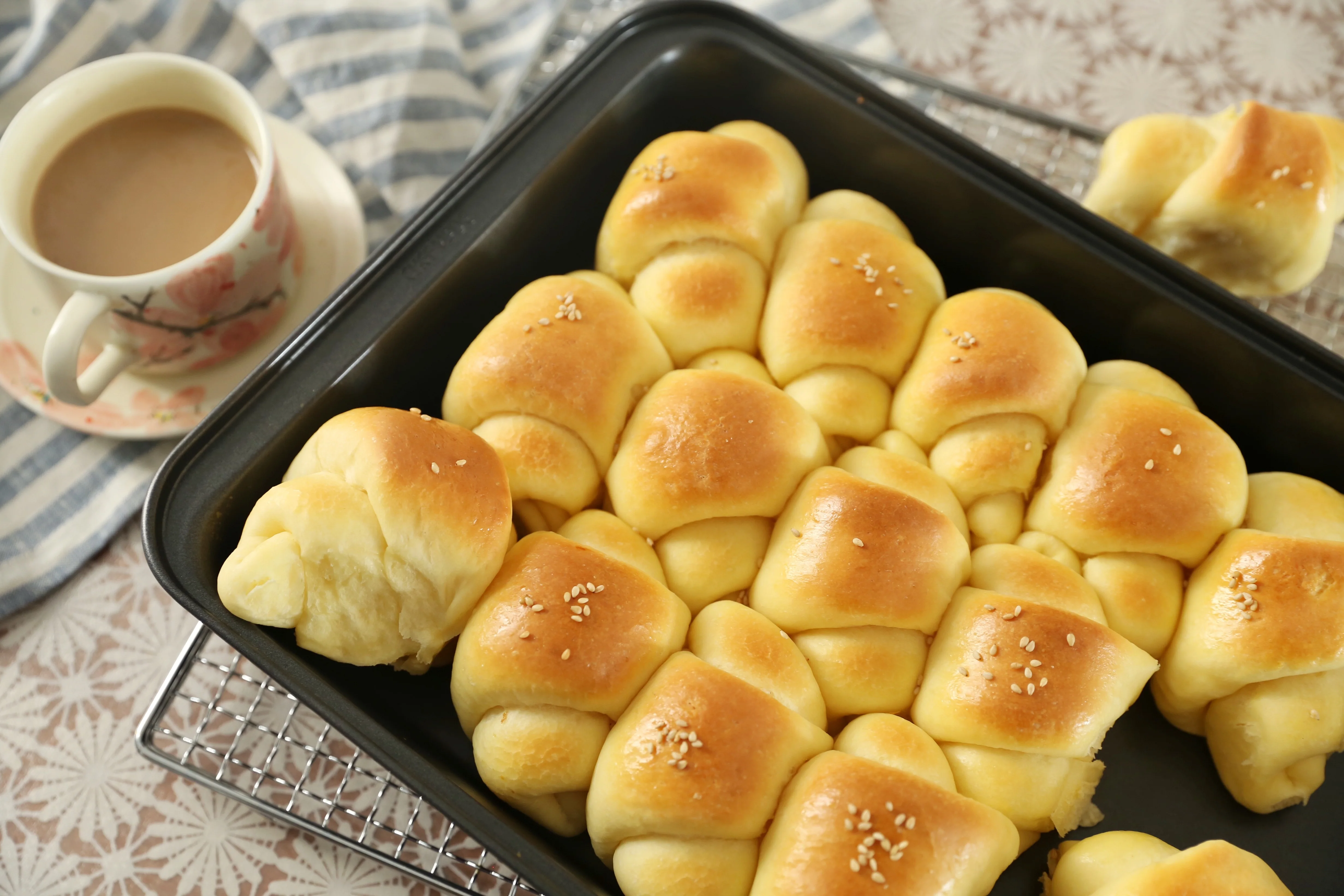 CHEFMADE Bakeware Black Non Stick 13inch Rectangle Baking Mold Mould Cake Pan With Plastic Lids