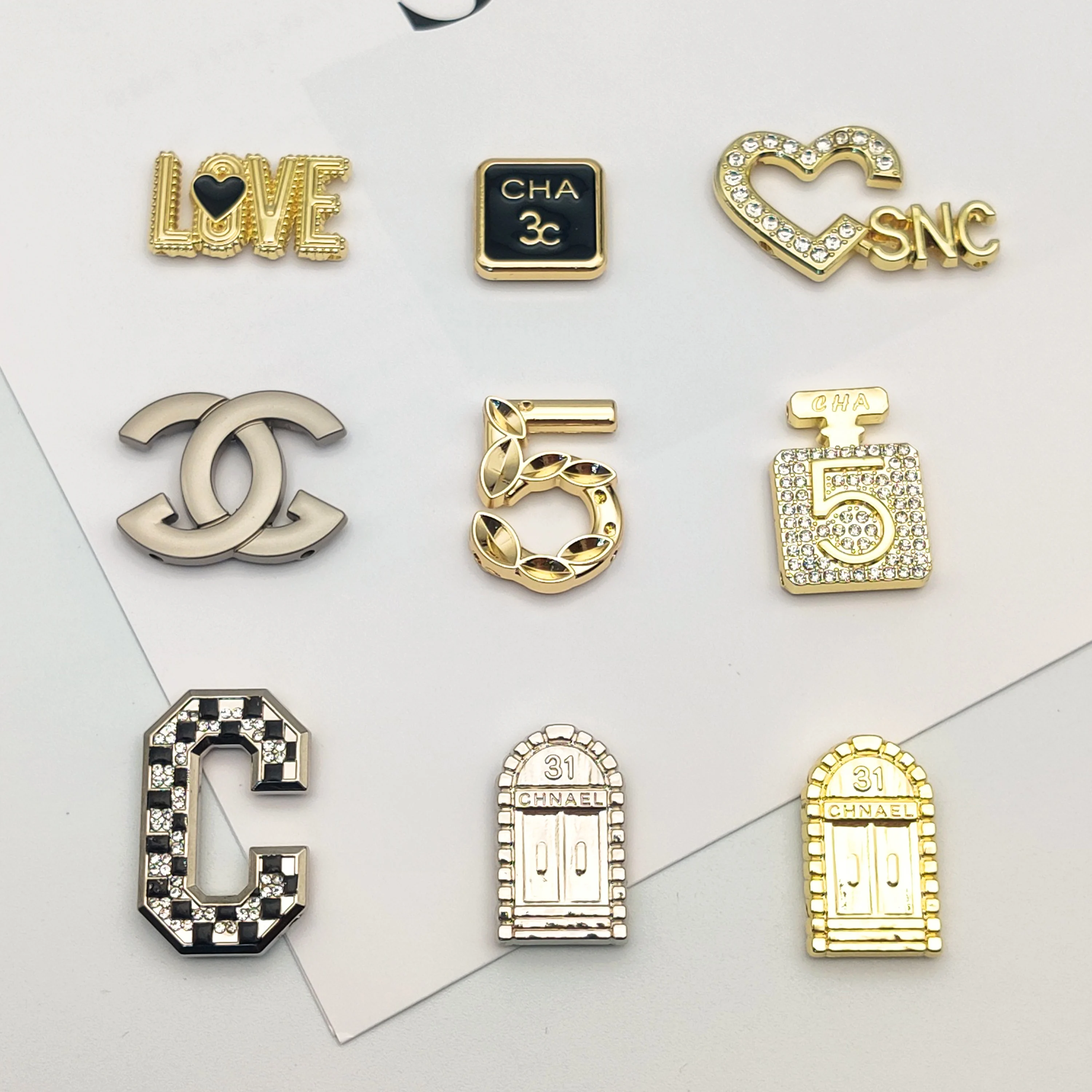 Factory wholesale zinc alloy brand label custom sewing metal label for clothing
