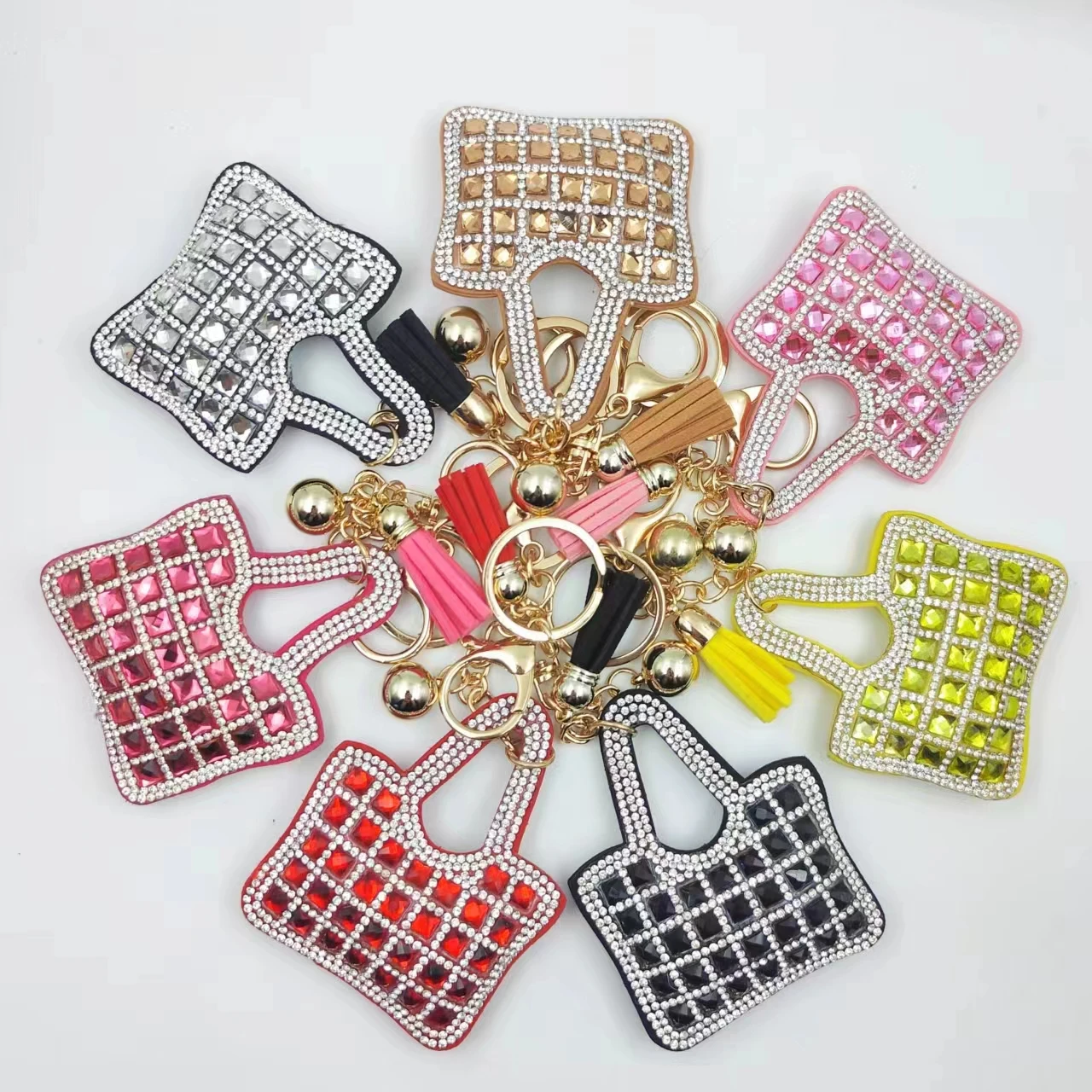 Брелок с кисточками и кристаллами