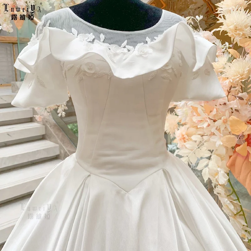 Luxury Wedding Dress Bridal Gown Embroidery Long Tail Satin Wedding Dress For Women Ruffle Short Sleeve Princess Wedding Dress