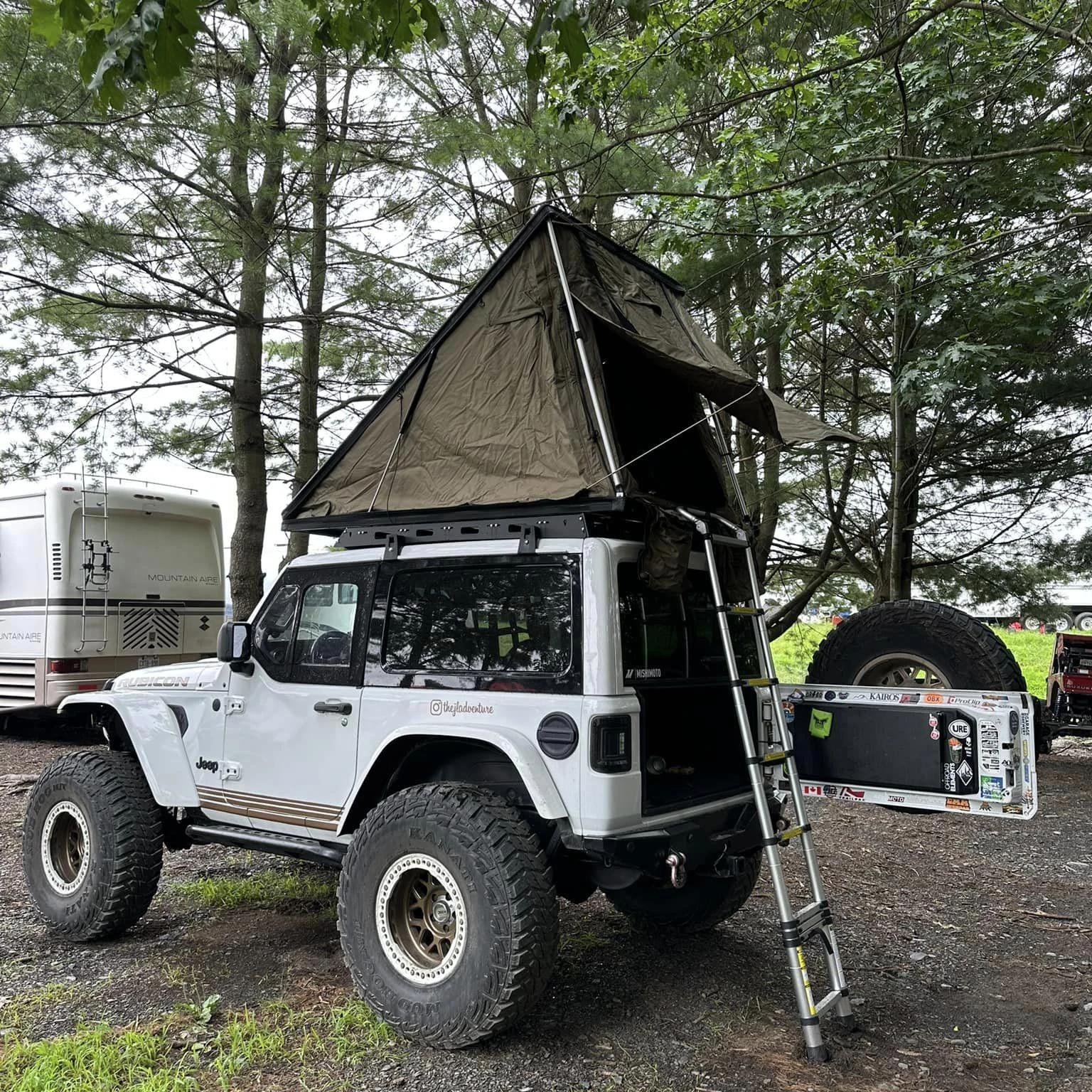 OEM Vietnam Soft Shell Roof Top Tent for Car Roof Tent Camping Light Rooftop Tents