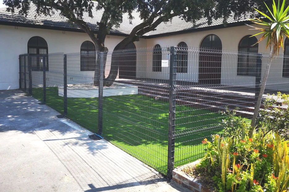 Eco friendly hot selling grassland pasture orchard area 3d fence farm guard field fence with stables posts and easy to stall