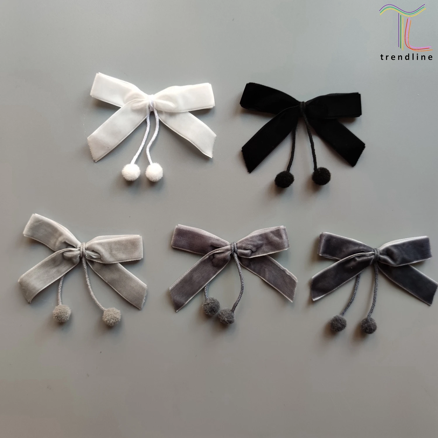 Белые черные серые банты с помпонами