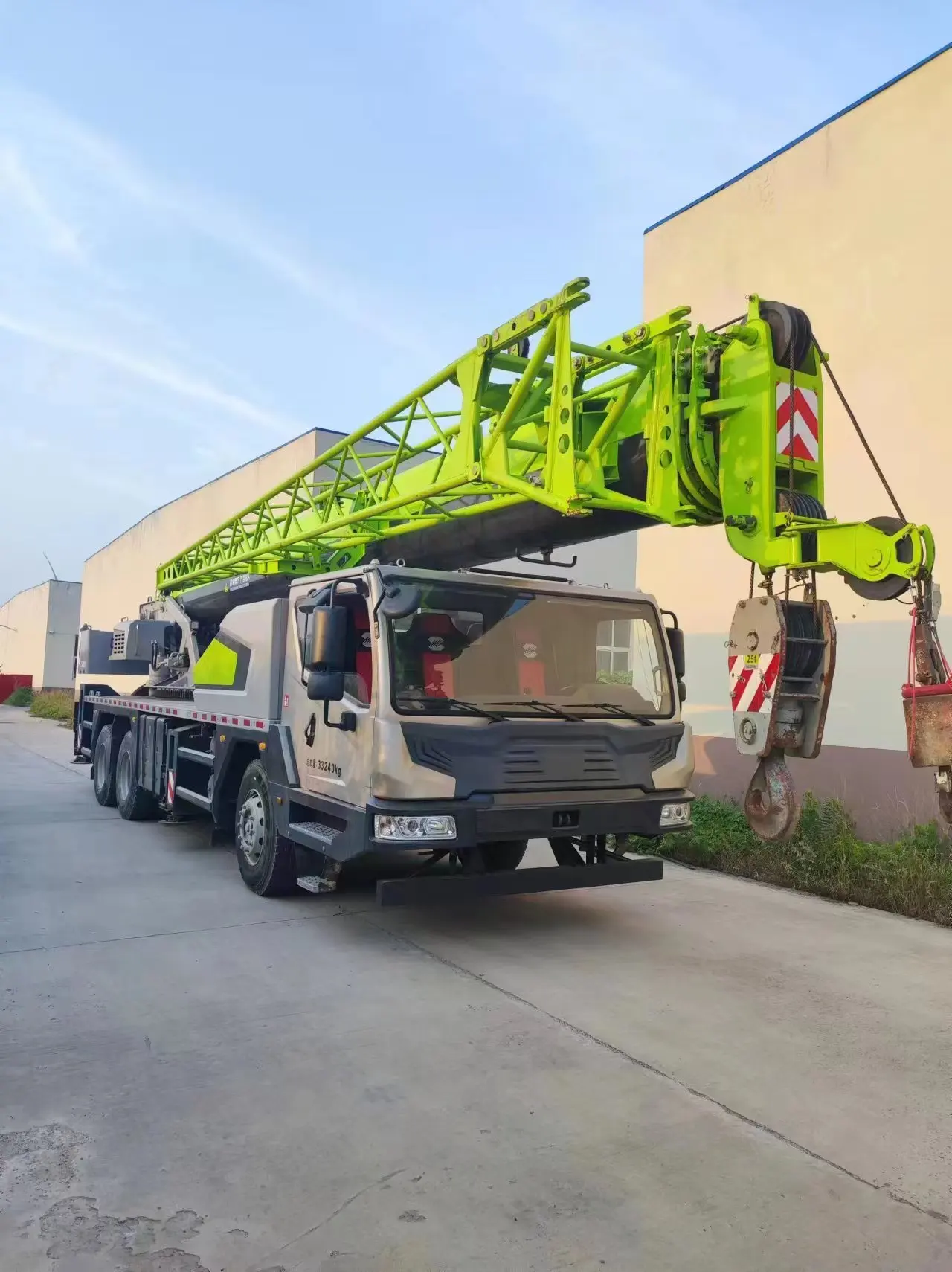 Second hand Zoomlion truck crane 25 ton mobile truck crane ZTC250 truck cranes